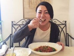 トモドールのハンバーグを食べる佐野さん